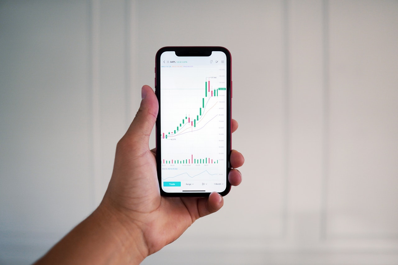 Burde du investere dine penge eller gemme dem i banken?
